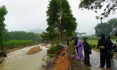 Dầm mưa khắc phục sạt lở uy hiếp giao thông sau lũ ở Huế