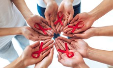 Cánh cửa khép hờ và lời hứa định mệnh: Hành trình của phóng viên đi tìm "người thật, việc thật" về HIV/AIDS