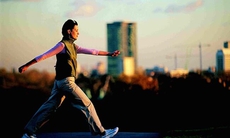 Ngoài đi bộ, người bị thoái hóa khớp gối nên tập môn thể thao nào?