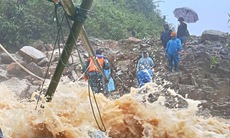 Thót tim cảnh dựng cầu tạm đưa cô giáo mang thai qua dòng lũ chảy xiết