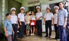 Ấm áp nghĩa tình của hải quân với người dân bị ảnh hưởng bão lũ