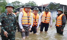 Tổng Bí thư Tô Lâm thăm, tặng quà người dân bị ảnh hưởng do mưa lũ tại Huế