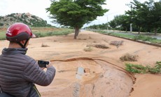 Cát phủ dày trên đường ven biển Mũi Dinh - Cà Ná sau mưa lớn kéo dài