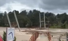 Nước lũ sông Đa Nhim cuồn cuộn cuốn trôi cầu treo dài 100m