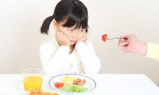 Trẻ lười ăn rau quả, có nên cho uống bổ sung vitamin tổng hợp không?