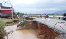 Mưa bão khiến nhà cửa, đường sá ở Khánh Hòa hư hỏng nặng