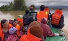 Hải quân dùng xuồng cao tốc cứu người dân bị ngập sâu ở Khánh Hòa và Đắk Lắk