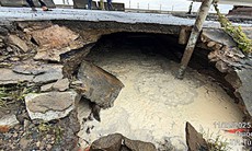 Xuất hiện nhiều hố xói lớn trên Quốc lộ 1, giao thông phải phân luồng khẩn cấp