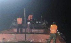 Kịp thời cứu nạn 13 ngư dân bị chìm tàu cá trên biển