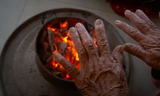 Coi chừng ngộ độc khí CO khi đốt than sưởi ấm 