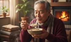 Cách nấu cháo gạo lứt, hạt sen và gừng làm ấm cơ thể, tốt cho người cao tuổi