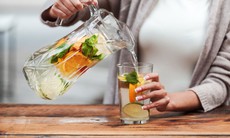 Uống đủ nước có tác dụng đào thải axit uric như thế nào?