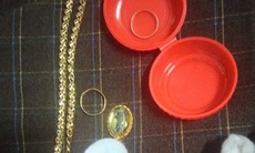 Phát hiện nhiều trang sức bằng vàng trong lúc phân loại áo quần hỗ trợ người dân vùng lũ