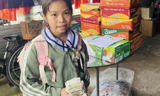 Xúc động hình ảnh cô bé mang xấp tiền lẻ gửi ủng hộ bà con vùng lũ