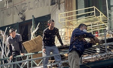 Người dân tất bật tháo dỡ mái che vỉa hè phố Hàng Mã