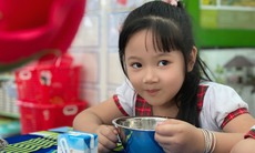 Xây dựng thói quen ăn uống lành mạnh cho trẻ - Khởi đầu từ bữa ăn gia đình