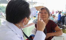Hơn 1.600 người dân được khám bệnh, cấp thuốc và quà trong chương trình ‘Chuyến xe Sức khỏe – Thương về miền Trung’
