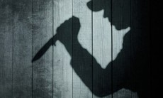 Gã trai nghi trộm cắp, hung hãn vung dao đâm Đại úy công an và 2 người trọng thương