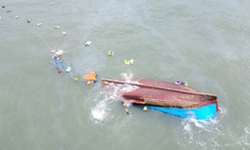 Vào bờ tránh bão, tàu cá bị sóng đánh chìm khiến 1 người tử vong, 2 người mất tích