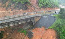 Cầu cạn trên đường Hồ Chí Minh bị xô nghiêng trong mưa lũ lịch sử hiện ra sao?