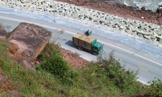 Nguy cơ sạt lở vách núi Mộ Dạ, đe doạ tuyến đường ven biển Nghệ An