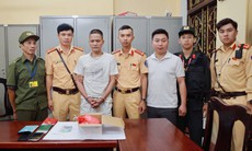 Giấu 2 bánh ma tuý trong khoang máy ô tô vẫn không thoát