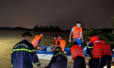Giải cứu nhiều người mắc kẹt giữa sông do nước lũ dâng cao