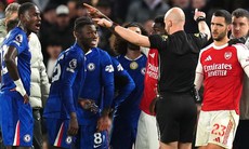 Premier League: Chelsea-Arsenal chia điểm trong trận cầu 'mưa thẻ phạt'