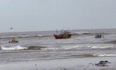 Ngư dân mất tích khi thuyền thúng bị sóng đánh chìm ở cửa sông