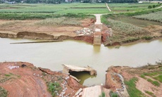 Hơn 2.000 người dân đi lại khó khăn do cầu bị nước lũ cuốn trôi