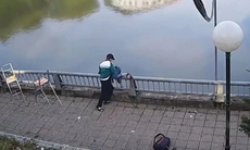 Nam sinh lớp 8 hành hung, hất bạn xuống hồ nước rồi bỏ đi 