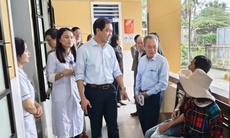 Trong mưa lũ, trạm y tế ở Huế vẫn bám trụ, chăm sóc sức khỏe nhân dân