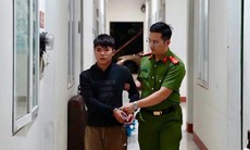 Xông vào cửa hàng, dùng dao uy hiếp phụ nữ để cướp máy tính