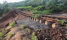 Bão số 13 cuốn trôi nền đường sắt, nhiều đoàn tàu dừng chờ và hủy chuyến