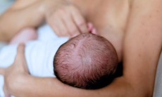 Dấu hiệu nhận biết sữa mẹ 'khác lạ', không nên cho bé bú