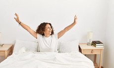 4 bài tập trên giường giúp giảm mỡ bụng dưới nhanh hơn gập bụng sau 60 tuổi