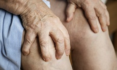 Làm gì để giảm đau nhức xương khớp khi trời lạnh?