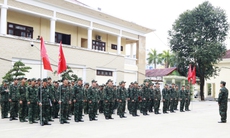 Bộ đội thần tốc vào vùng lũ giúp dân dựng nhà mới trước Tết