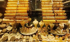 Giá vàng thế giới chạm mức cao nhất 7 tuần, giá bạc rời đỉnh lịch sử