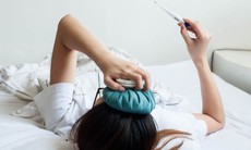 Khi mắc sốt xuất huyết, sốt không hạ có được tăng liều thuốc hạ sốt?