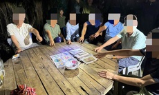 Bắt quả tang nhóm 8 người lắc bầu cua 'ăn thua' bằng tiền ở quán cà phê