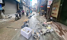 Người dân khốn khổ vì nước cống tràn lên mặt đường Triều Khúc