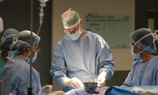 Phẫu thuật thu nhỏ chiếc lưỡi khổng lồ giúp cậu bé 9 tuổi tìm lại nụ cười