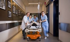 Can thiệp tim mạch khẩn cấp cứu sống ca nhồi máu cơ tim tối cấp chuyển đến từ giàn khoan