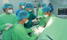 Bác sĩ Võ Thái Trung, BVĐK Bình Dương kể về ca ghép tạm bàn tay vào chân hiếm gặp, cứu mẹ và hai thai nhi