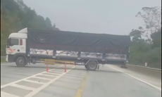 Xe tải quay đầu trên cao tốc Nội Bài – Lào Cai, tài xế bị phạt 35 triệu đồng