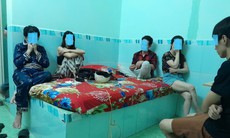 3 cô gái cùng 'phê pha' với 2 nam thanh niên trong nhà nghỉ