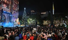 Hà Nội: Người dân đổ về các nhà thờ, khu vui chơi chờ đón đêm Giáng sinh năm 2025