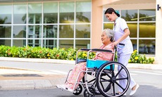 Chăm sóc người cao tuổi tại cộng đồng theo mô hình 'sáng đón đi, tối đưa về'