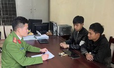 Chui qua lỗ thông gió vào cửa hàng, 2 thanh niên trộm 11 điện thoại và 5 đồng hồ